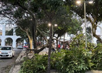 Ventania causa apagão e paralisa transportes no Rio de Janeiro