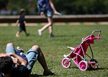 Pais estão menos presentes na criação de filhos, aponta estudo