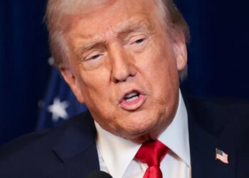 Trump assina decretos e restringe cidadania por nascimento