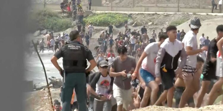 Espanha cita grupos “reacionários” e fake news em imigração em Ceuta