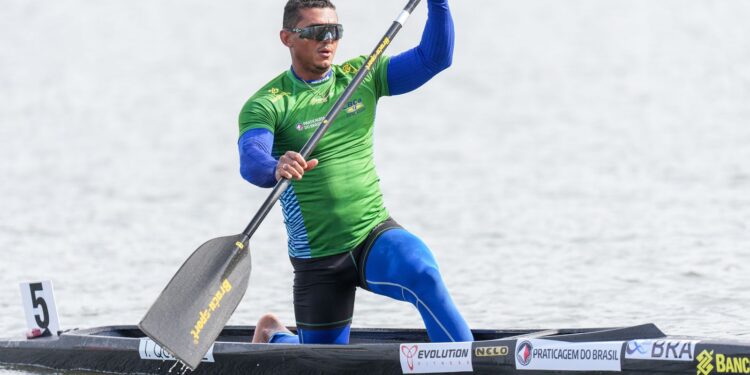 Isaquias Queiroz é campeão mundial no C1 500m na Polônia