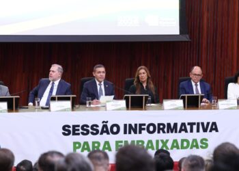 Presidente do TSE defende urna eletrônica em reunião com embaixadores