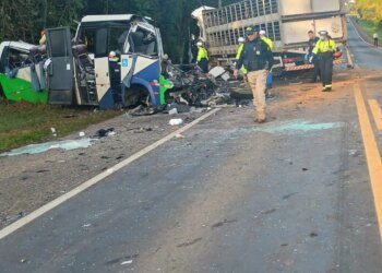 Corpos das vítimas de acidente no Paraná são retirados da pista
