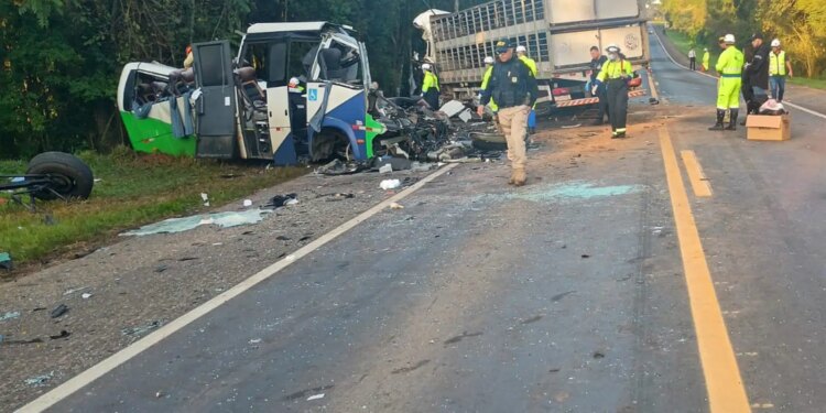 Corpos das vítimas de acidente no Paraná são retirados da pista