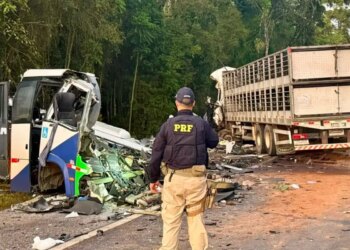 Acidente entre ônibus e caminhão mata 23 pessoas em estrada no Paraná