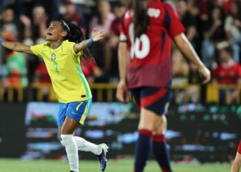 Câmara aprova lei com medidas para promover futebol feminino no país