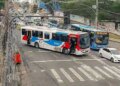 Criminosos usam ônibus em barricadas contra operação policial no Rio