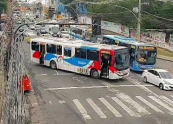 Criminosos usam ônibus em barricadas contra operação policial no Rio