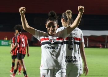 São Paulo vence Vitória e assume liderança do Brasileirão Feminino