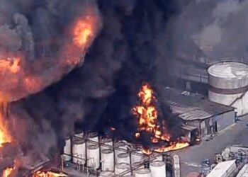 Bombeiros combatem incêndio de grandes proporções em Itaquaquecetuba