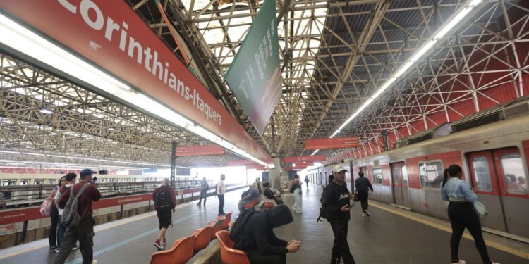 Trabalhadores da CPTM realizam assembleia sobre continuidade da greve