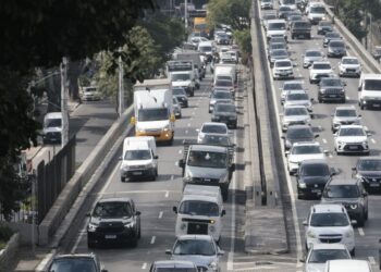Paralisação de trens causa congestionamento nas ruas de SP