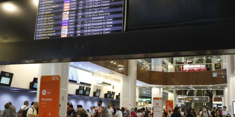 Aeroporto Santos Dumont é liberado para pousos e decolagens