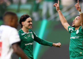 Palmeiras goleia Vasco e volta a abrir frente no Brasileirão: 4 a 1