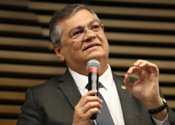 Dino cita Master e determina revisão de regras da CVM