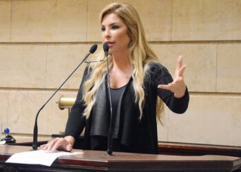 Polícia prende ex-vereadora Veronica Costa, condenada por tortura
