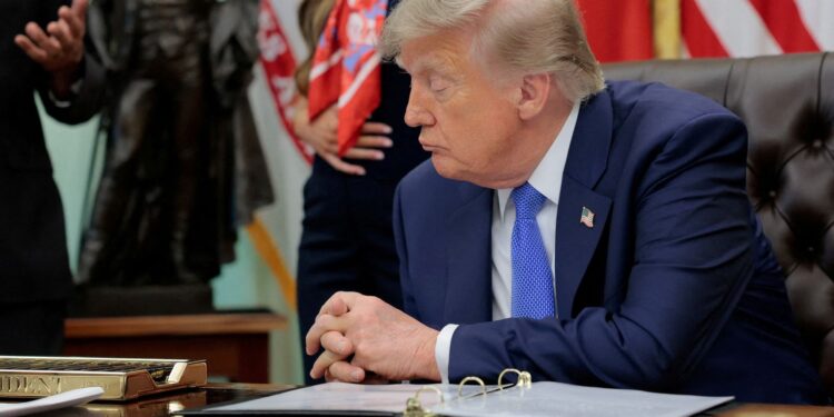 Trump promete US$ 5 mil a cada americano se vencer eleições