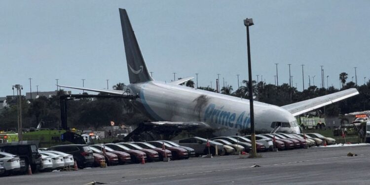Pelo menos 5 pessoas morrem em acidente com avião de carga em Miami
