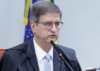 PGR pede anulação de investigação sobre conversas de Moraes e Vorcaro