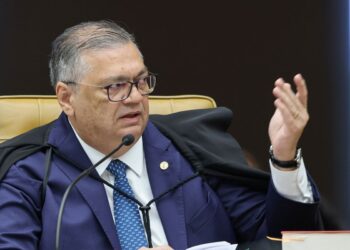 Dino e Zanin votam para julgar Moraes e Mendonça na mesma sessão