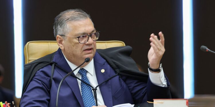 Dino e Zanin votam para julgar Moraes e Mendonça na mesma sessão