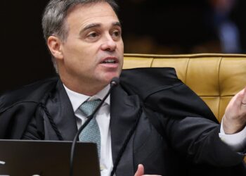 Mendonça acompanha Fachin e vota por julgamento separado de Moraes