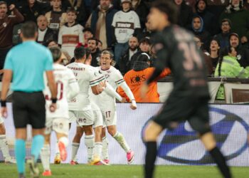 Fluminense leva susto, mas é 1º classificado à semi da Libertadores