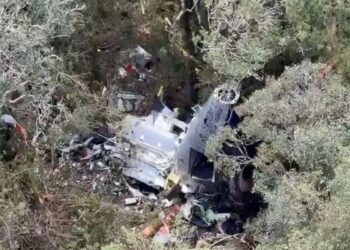 Bombeiros encontram helicóptero com corpo do cantor Rick