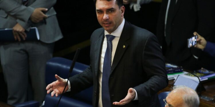 Defesa de Flávio Bolsonaro tentou levar caso Dark Horse a Mendonça