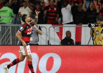Flamengo vence e fica a um ponto do Palmeiras, líder do Brasileirão