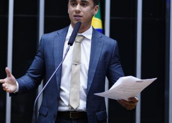 TSE manda Nikolas retirar postagem com desinformação sobre Lula