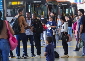 Setor de serviços fica estável em julho e sobe 2,4% em 12 meses