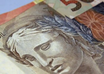 Brasileiros retiram R$ 10,5 bilhões da poupança em agosto