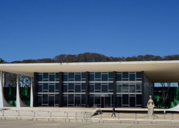 Fachin cobra manifestação da PGR sobre casos do INSS e Master