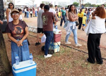 Ambulantes "desfilam" no 7 de Setembro em busca de sustento