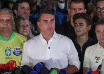 Entenda: investigações contra Flávio continuam no STF após fuga