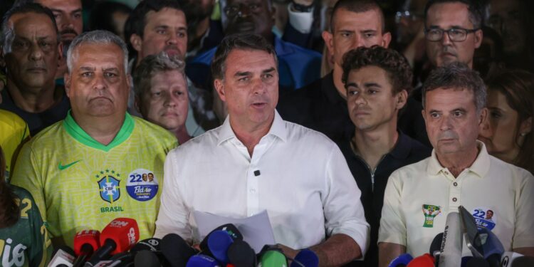 Entenda: investigações contra Flávio continuam no STF após fuga