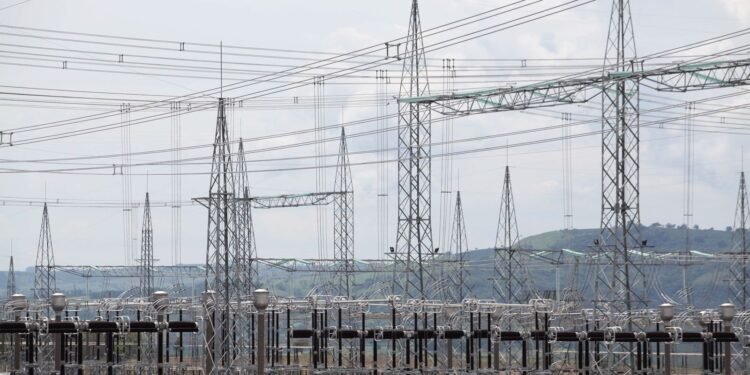 Aneel prevê três leilões de transmissão de energia em 2027