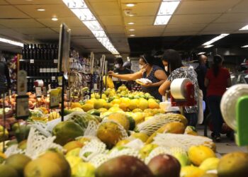 INPC, inflação que corrige salários, acumula 4,29% em 12 meses