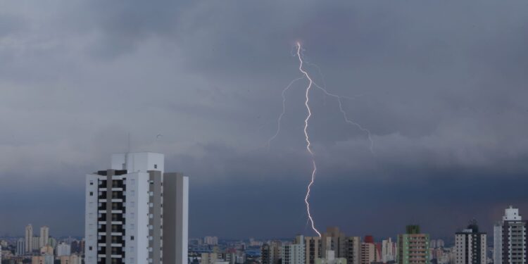 São Paulo terá mais chuvas fortes no fim da tarde desta quinta (15)