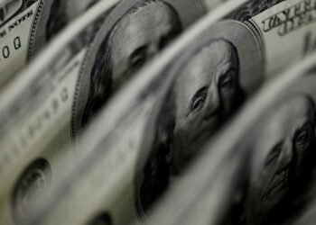 Ibovespa cai 2,68%, e dólar fecha em leve baixa a R$ 5,34