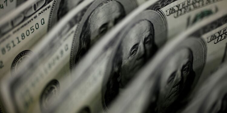 Ibovespa cai 2,68%, e dólar fecha em leve baixa a R$ 5,34