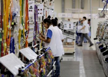 Faturamento da indústria cai 3,5% em agosto, informa CNI