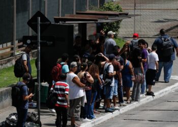 Motoristas de ônibus fazem paralisação na zona sul de São Paulo