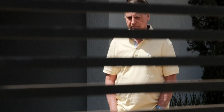 Defesa cita novos fatos e pede revisão da condenação de Bolsonaro