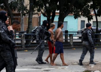 Governo do RJ deverá adquirir câmeras para policiais em março de 2027 