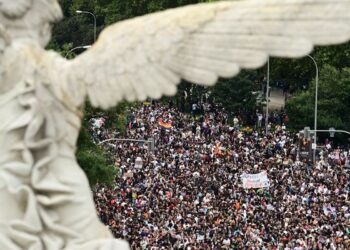 Habitação: Espanha antecipa eleições; sindicatos chamam à greve geral