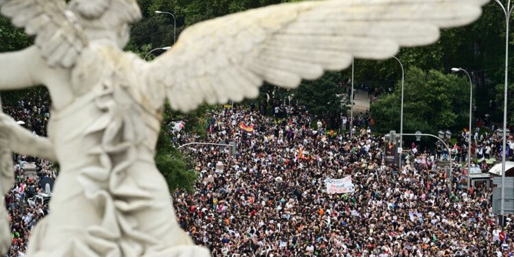Habitação: Espanha antecipa eleições; sindicatos chamam à greve geral