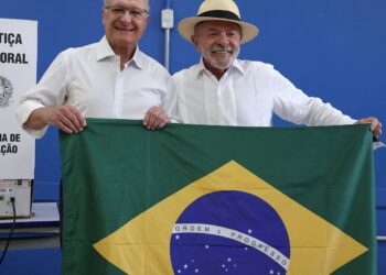 Mendonça dá 24h para remoção de posts sobre Lula e bandeira do Brasil