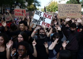 Alunos e professores protestam na França no maior dia de mobilização